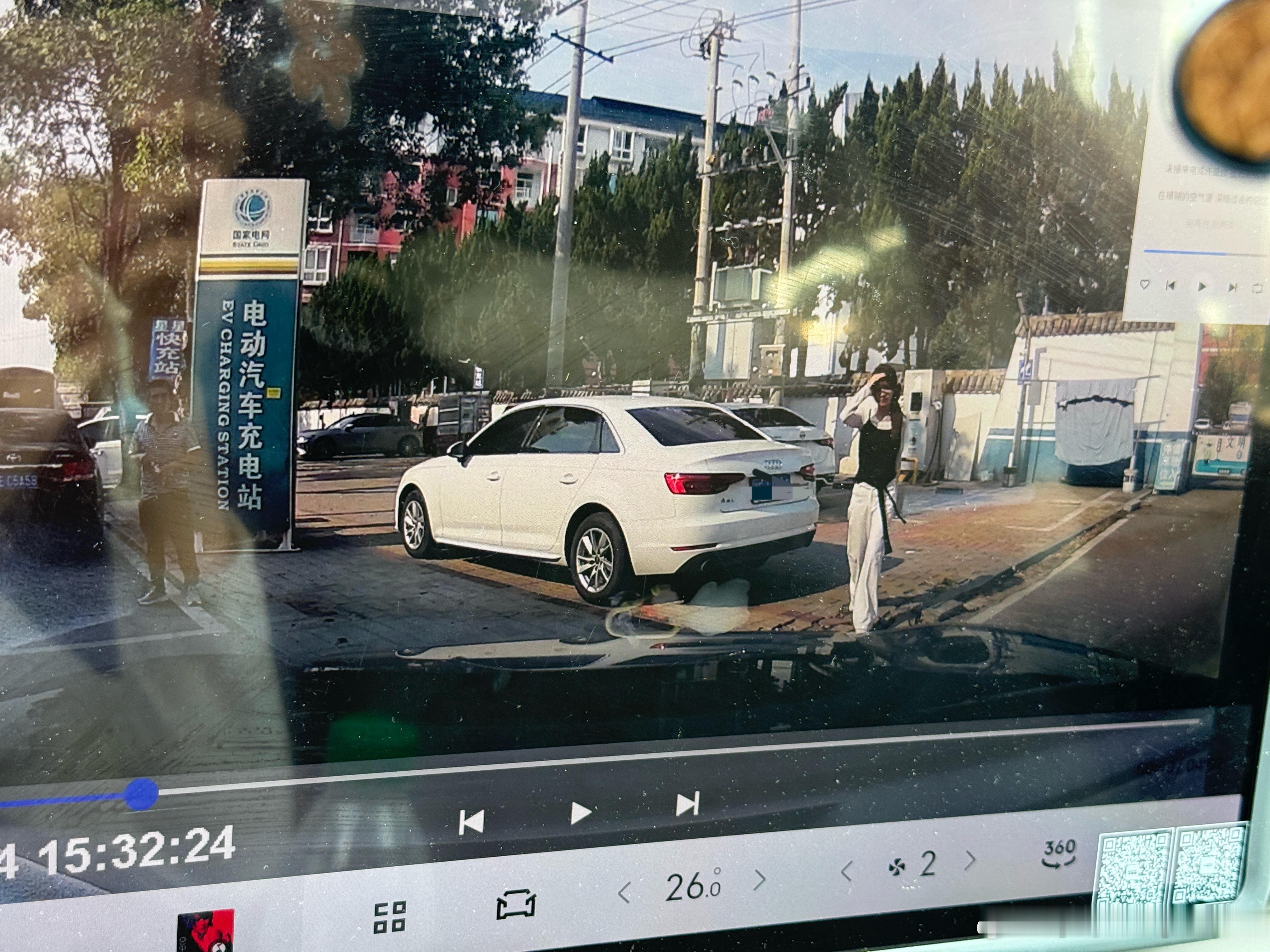好烦这样停车的人 下次让我看到我直接一个左勾拳接一个右勾拳啊！ ​​​