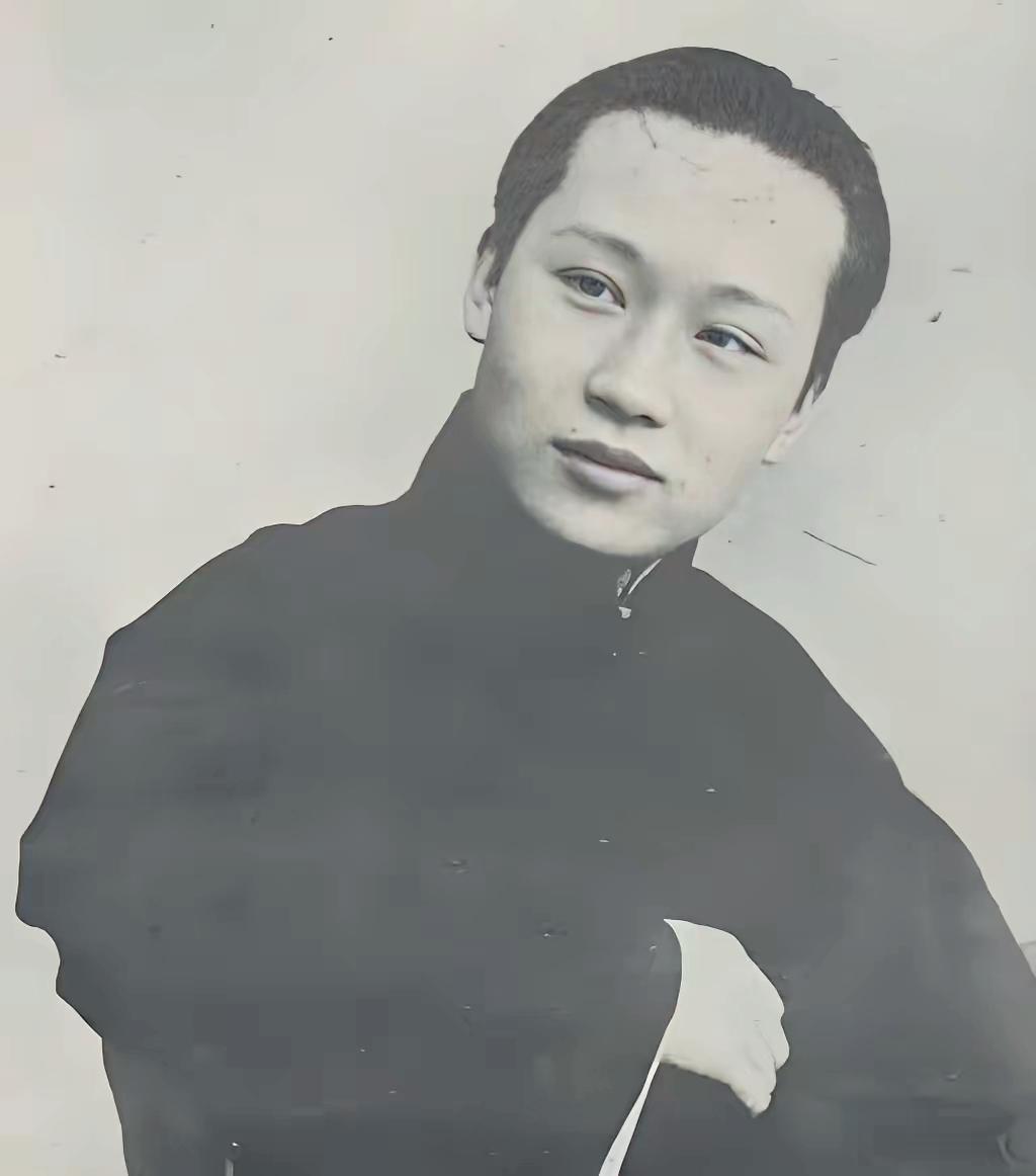1918年，京剧大师荀慧生娶妻，入洞房后，迫不及待将新娘抱床上。不料，红盖头一掀