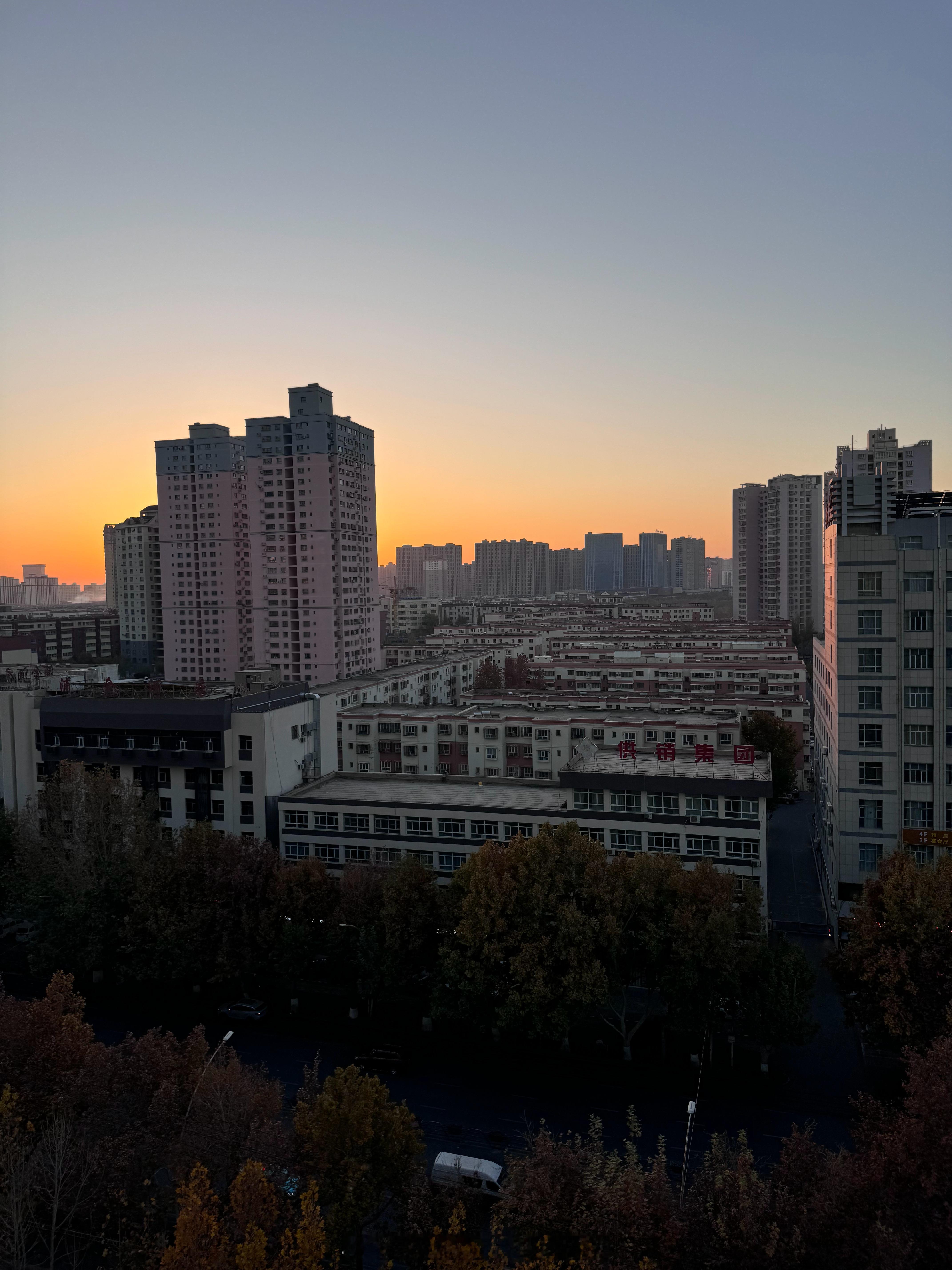 睡到十点起床无罪恶感的地方。[鼓掌]  