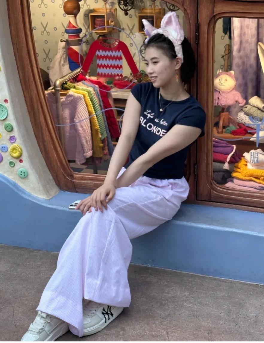 陈芋汐逛游乐园被偶遇了
看她拍出来的美照可以认定是个小美女[呲牙]
不过意外的是