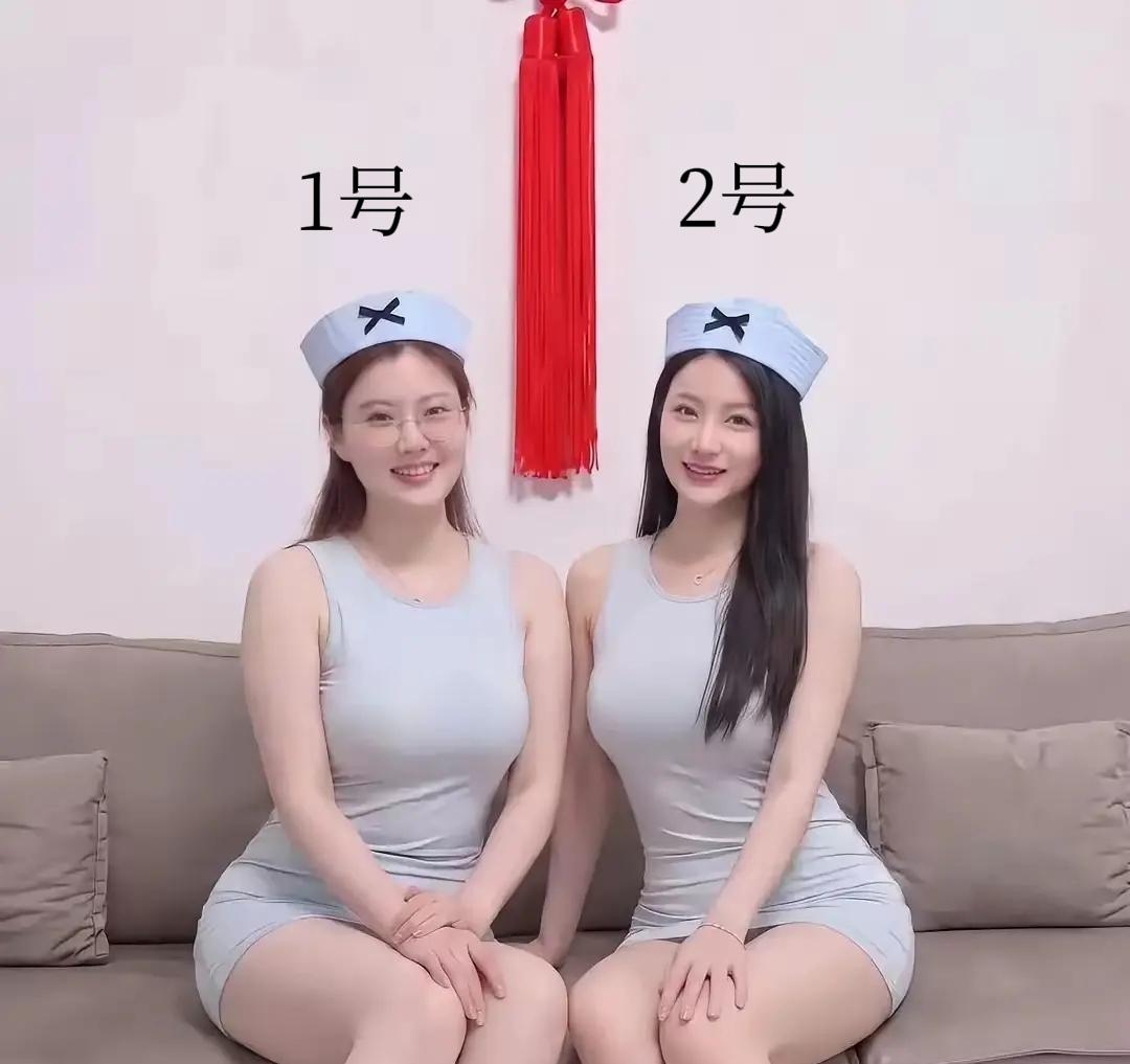 两个美女坐在一起，穿着制服，戴着精致的小帽子，曼妙的身姿，美的跟一朵花似，选一个