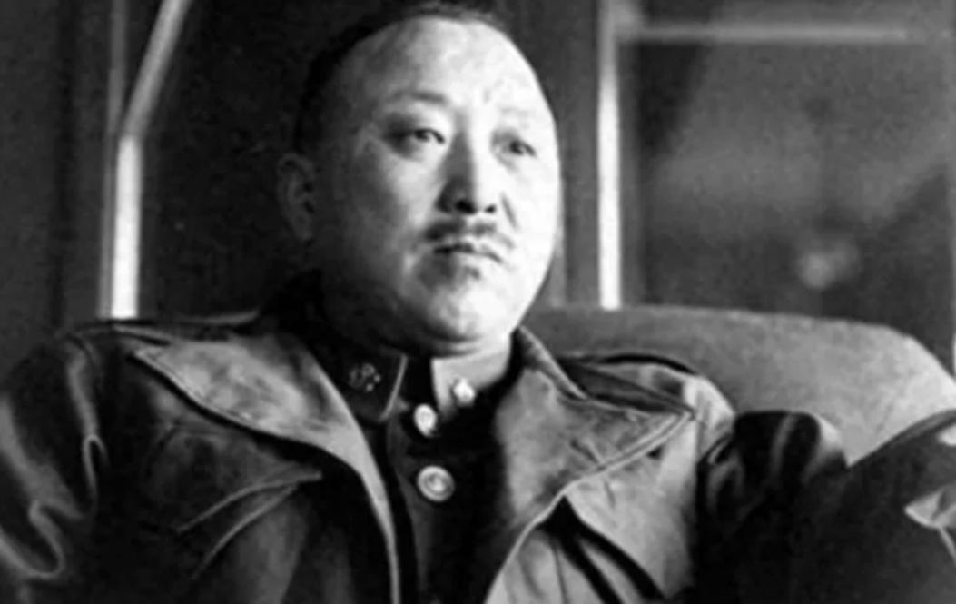 1950年，卫立煌在香港闲逛。冷不丁，身后有人喊：“这不是卫立煌吗？”卫立煌心里