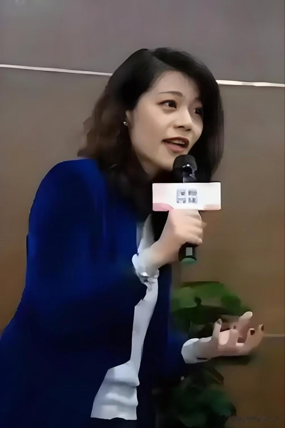 陈果的思想通俗治愈，主打接纳自我、看淡攀比，把思政哲学讲得贴近普通人。适合缓解焦