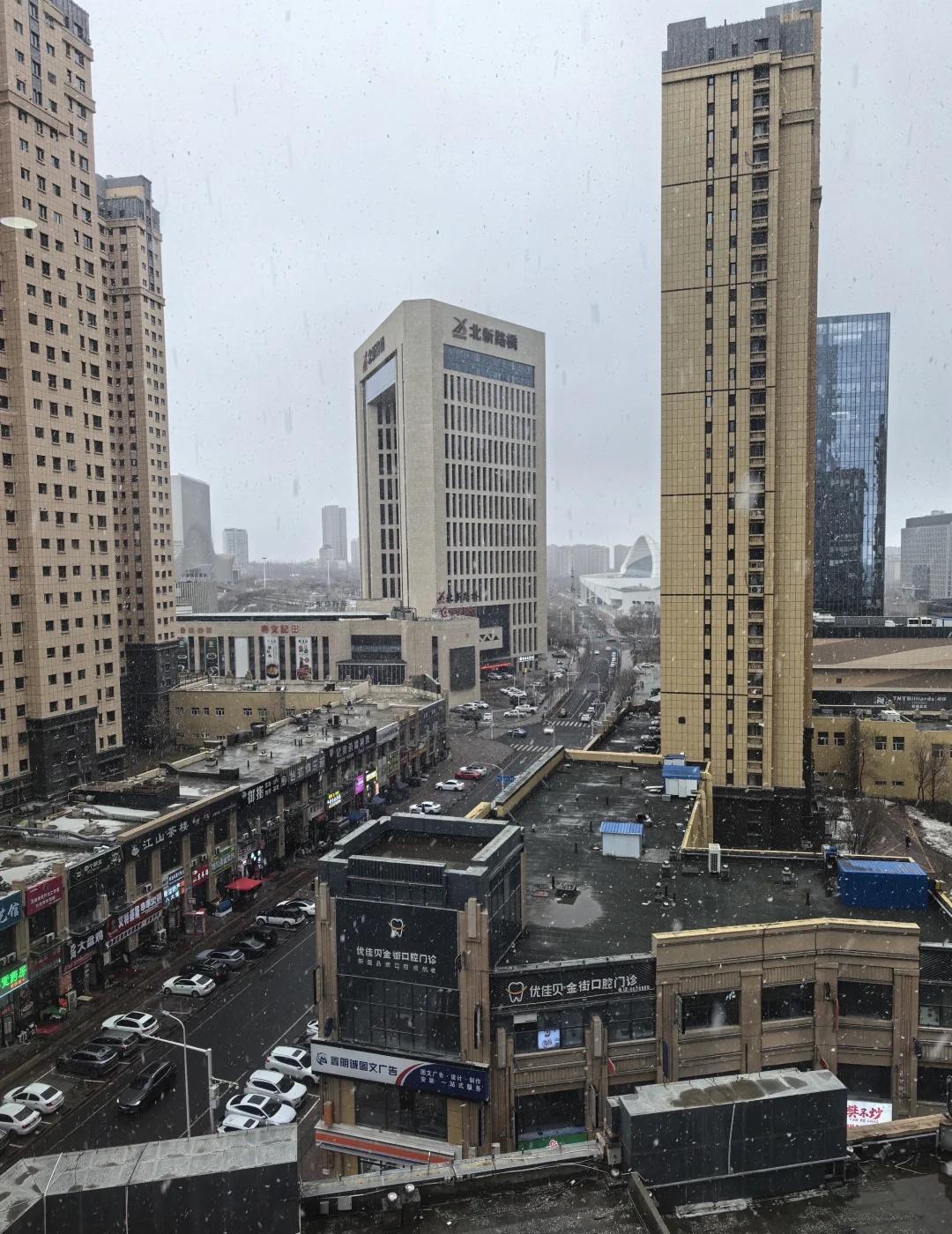 ❄️又下上雪了
估计是最后一场
乌鲁木齐 下雪了下雪了 我这里下雪了 又是一个下