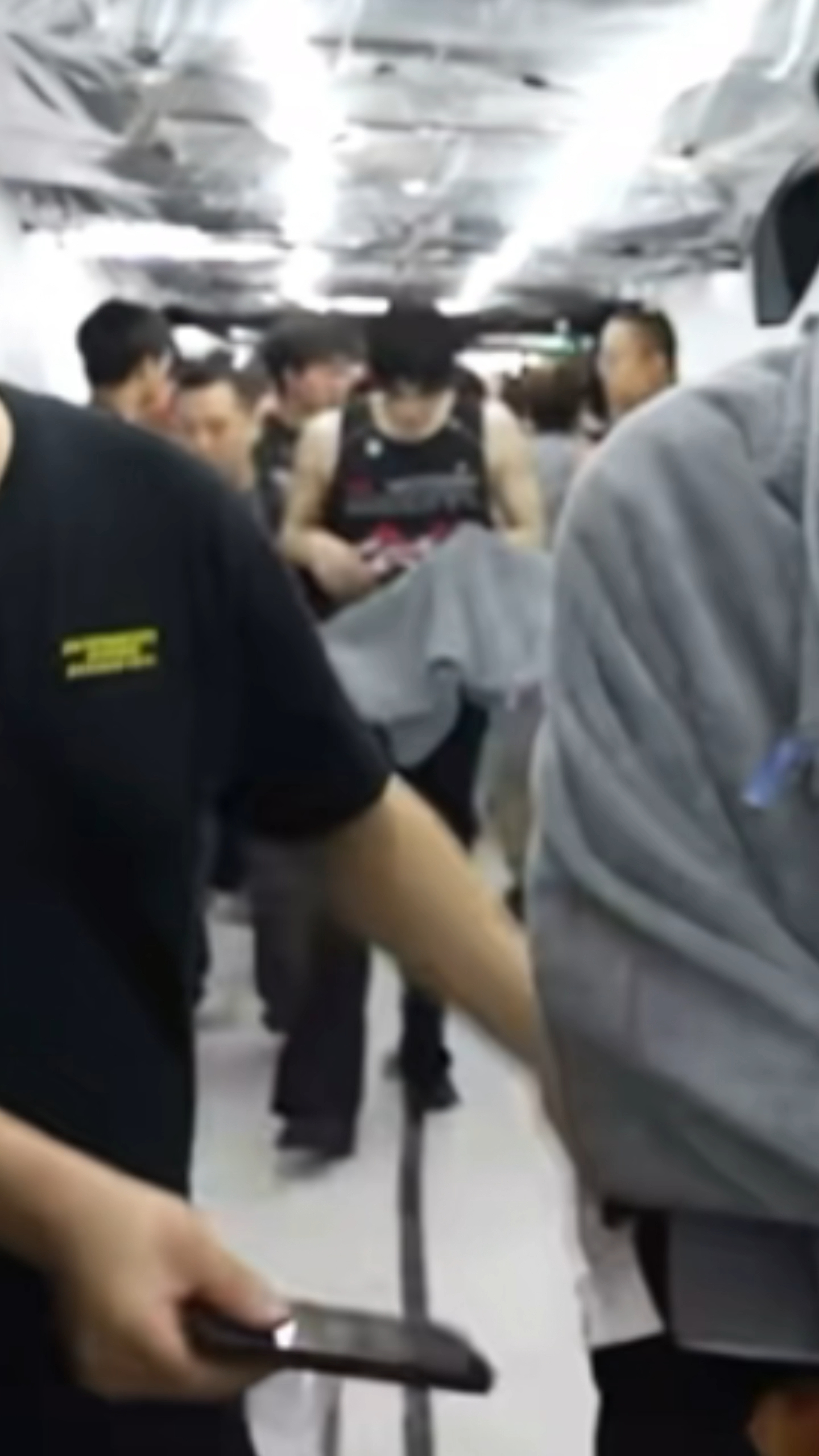 谁能懂从夹缝中看到男神顶天立地的身高长腿和这个惊人比例的震撼…好高好苏好完美的身