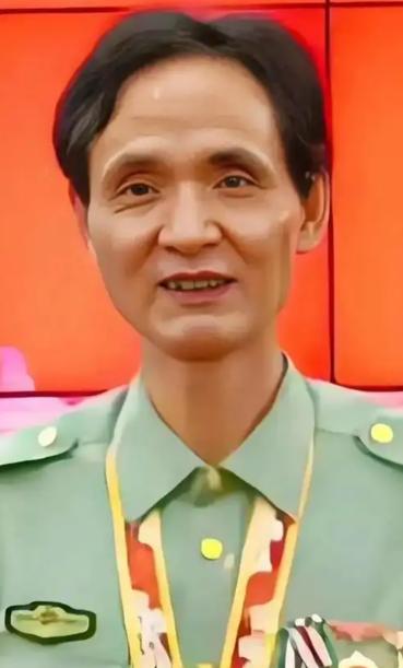 对越自卫反击战一等功臣张长海，潜伏3天3夜，不吃不喝，大小便随身排出。405战斗