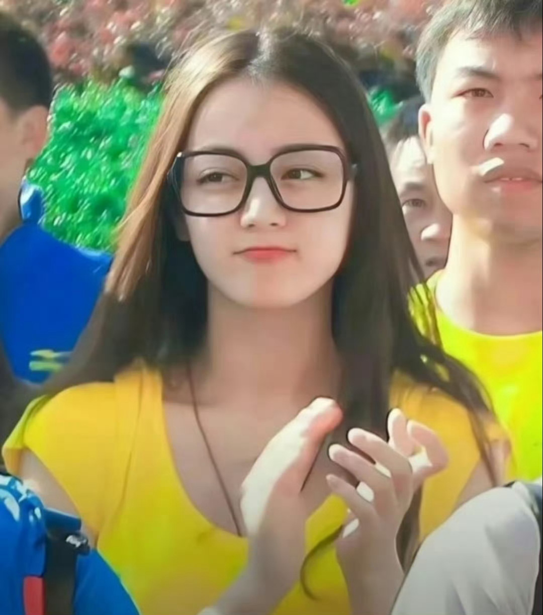 第一次看见这张图全貌，我家小猪明明站在后排，却能让人第一眼就看到她，早期美貌就很