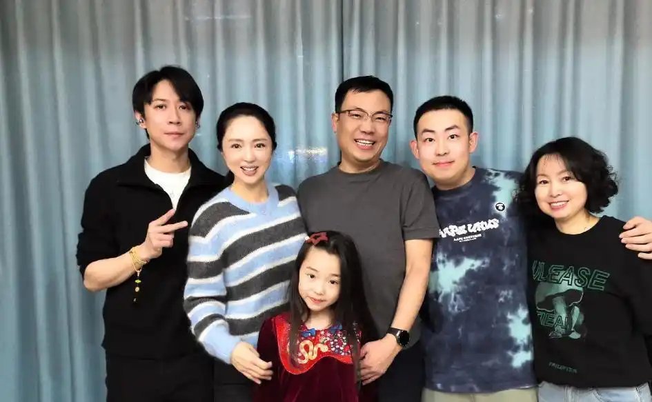 董璇一家三口回黑龙江，张维伊戴着耳环手链，打扮得比董璇还精致时髦！ ​​​