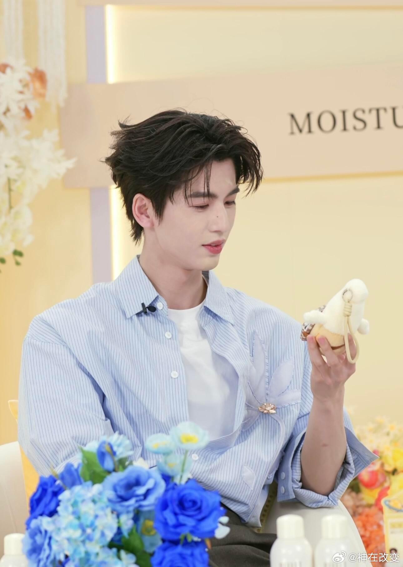 张凌赫  今天的张凌赫，是把温柔和帅气都焊在身上的蓝衬衫少年张凌赫｜ 