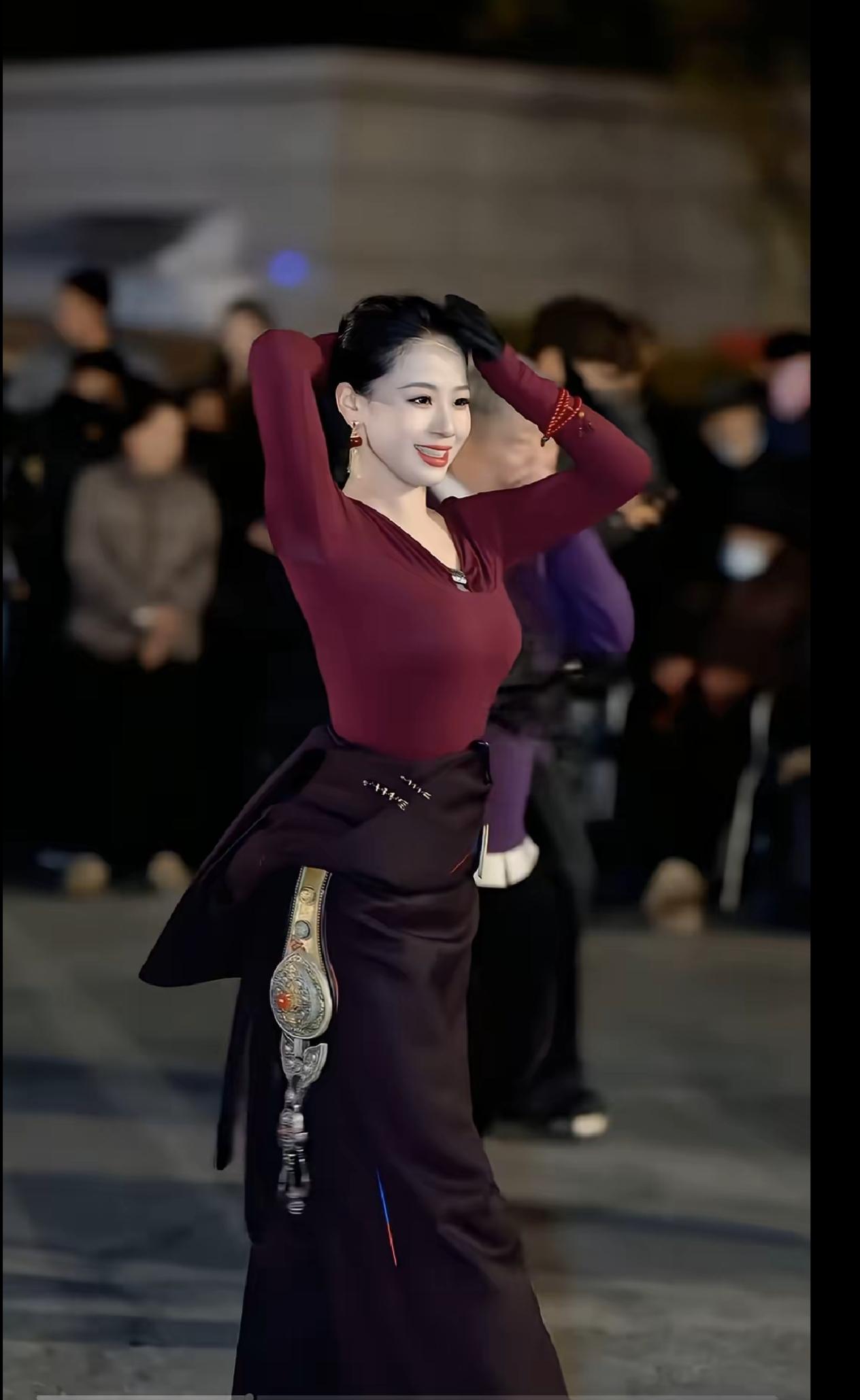 把锅庄舞蹈跳得太过妖娆的翁姆确实很漂亮，尽管有争议，但舞姿优美肯定是事实。
  