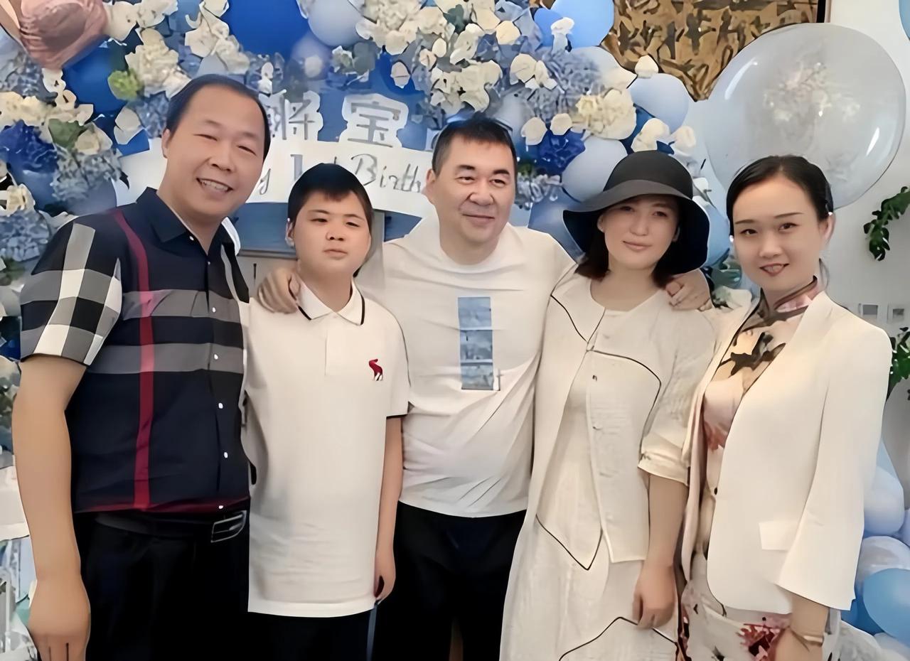 都说基因遗传是个神奇的东西，看了蒋勤勤儿子的颜值，我们终于明白陈红有多努力在改变