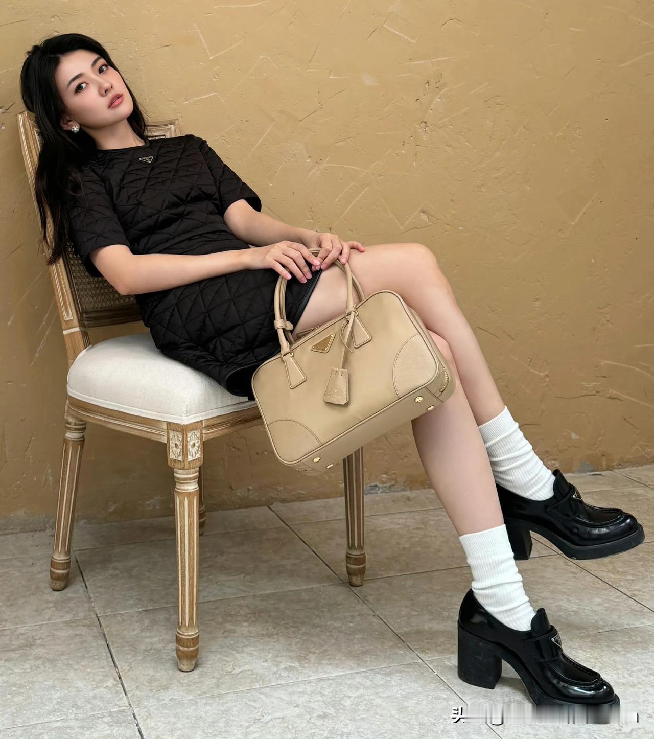 梁洁膝盖受伤了吗？