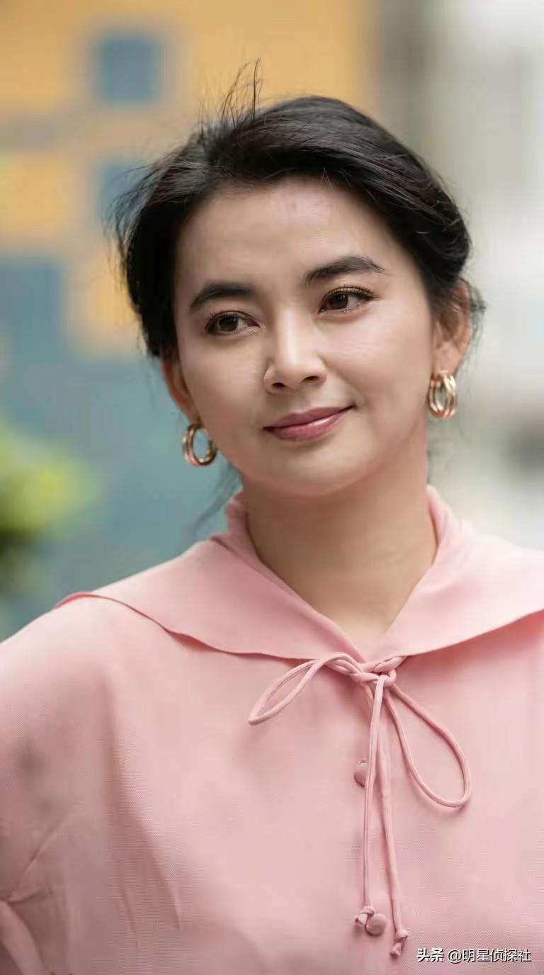 娥眉杏眼，顾盼生姿，绝世美人
眉宇间有一股英气
和林青霞极为相似