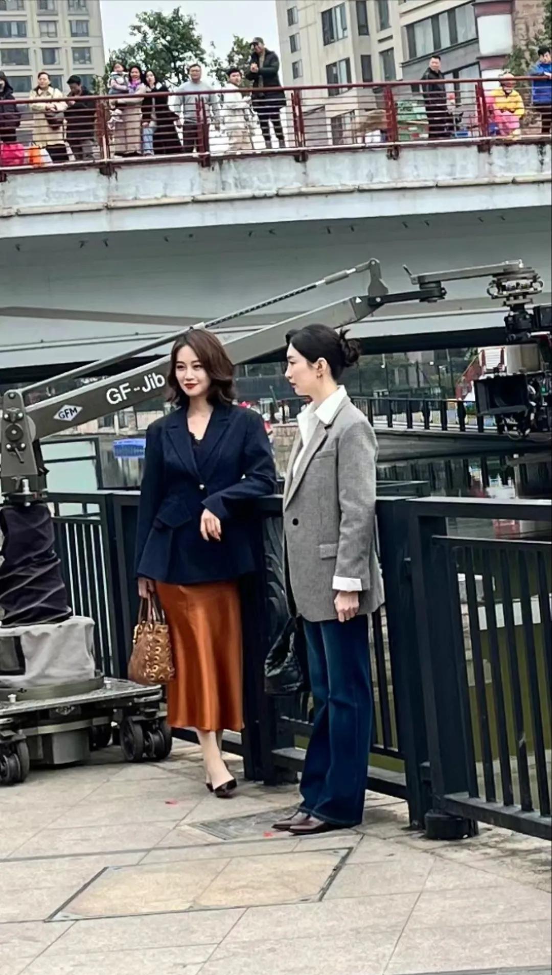 千灯湖偶遇江疏影和蓝盈莹拍摄《月色正浓》，现场好多粉丝围观，不愧是明星，随便一拍