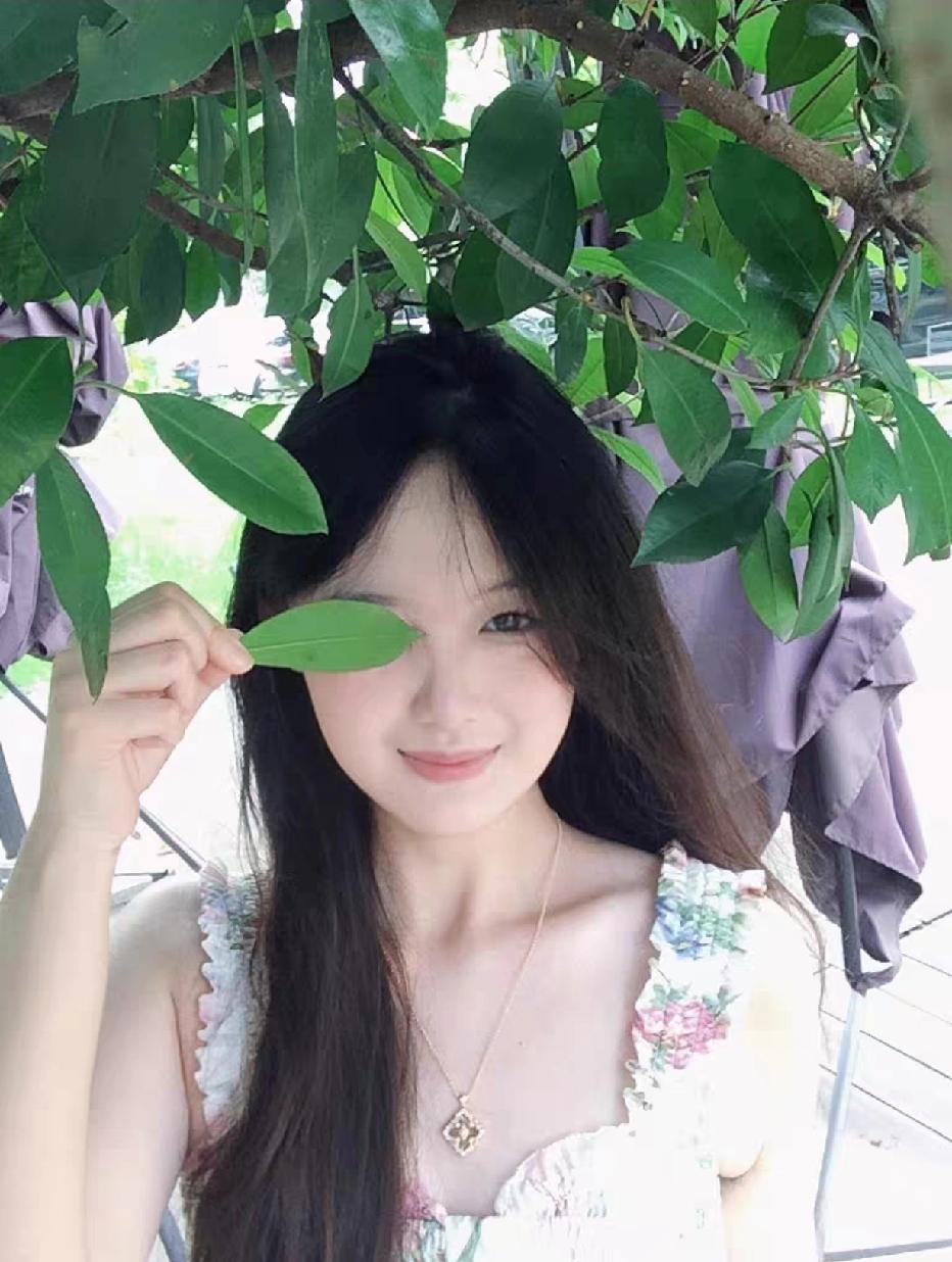 小姐姐也太会拿捏氛围感了吧！拿着树叶遮眼睛的小动作又灵动又甜，碎花裙衬得整个人都