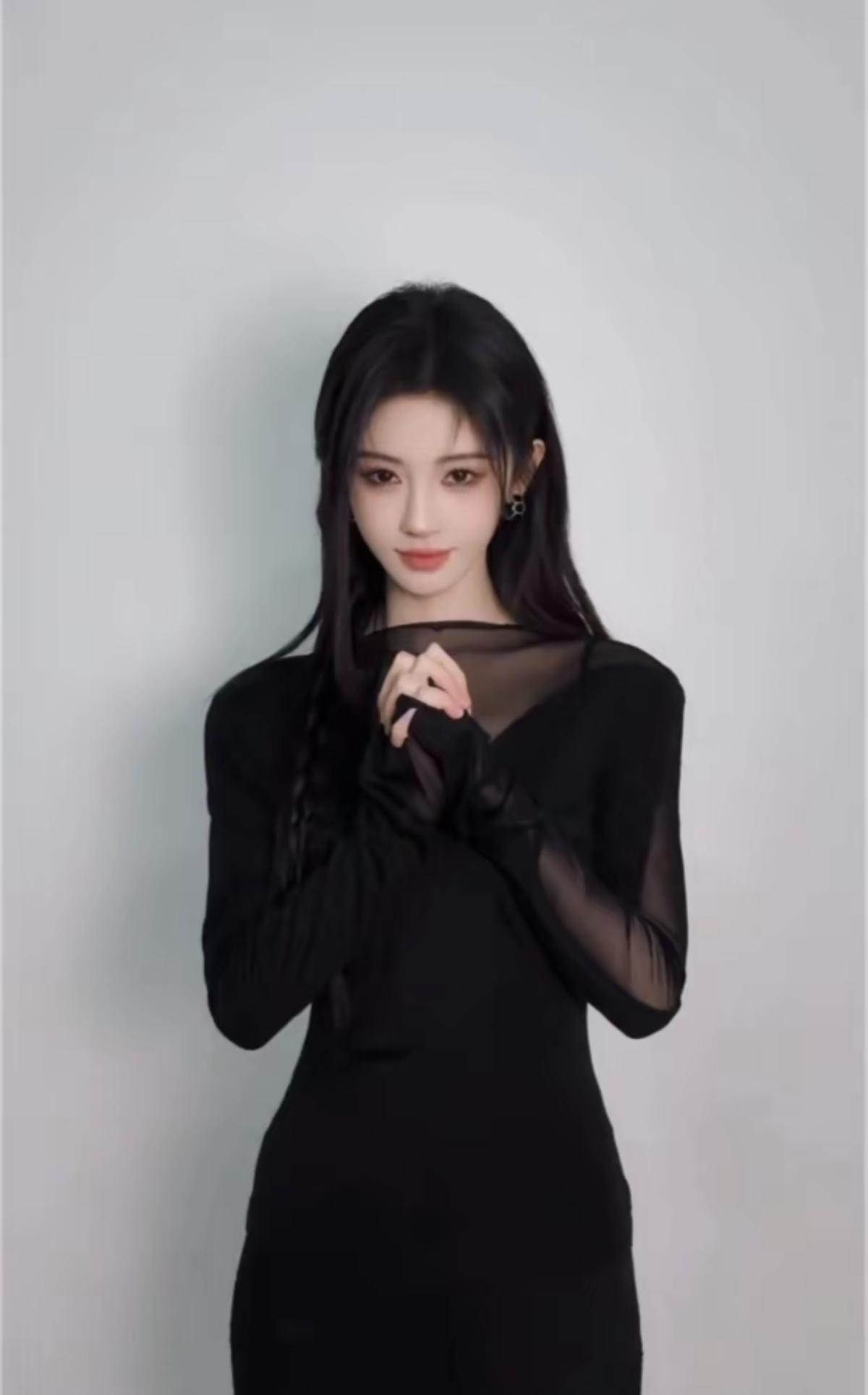 永远为鞠婧祎的造型心动！黑纱修身裙勾勒完美线条，清冷美人氛围感拉满，是永远闪耀的