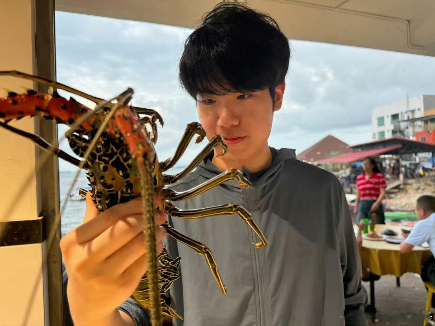 KPL[超话]  花海马来西亚旅游PLOG 花海在马来西亚旅游好快活啊，真的太羡