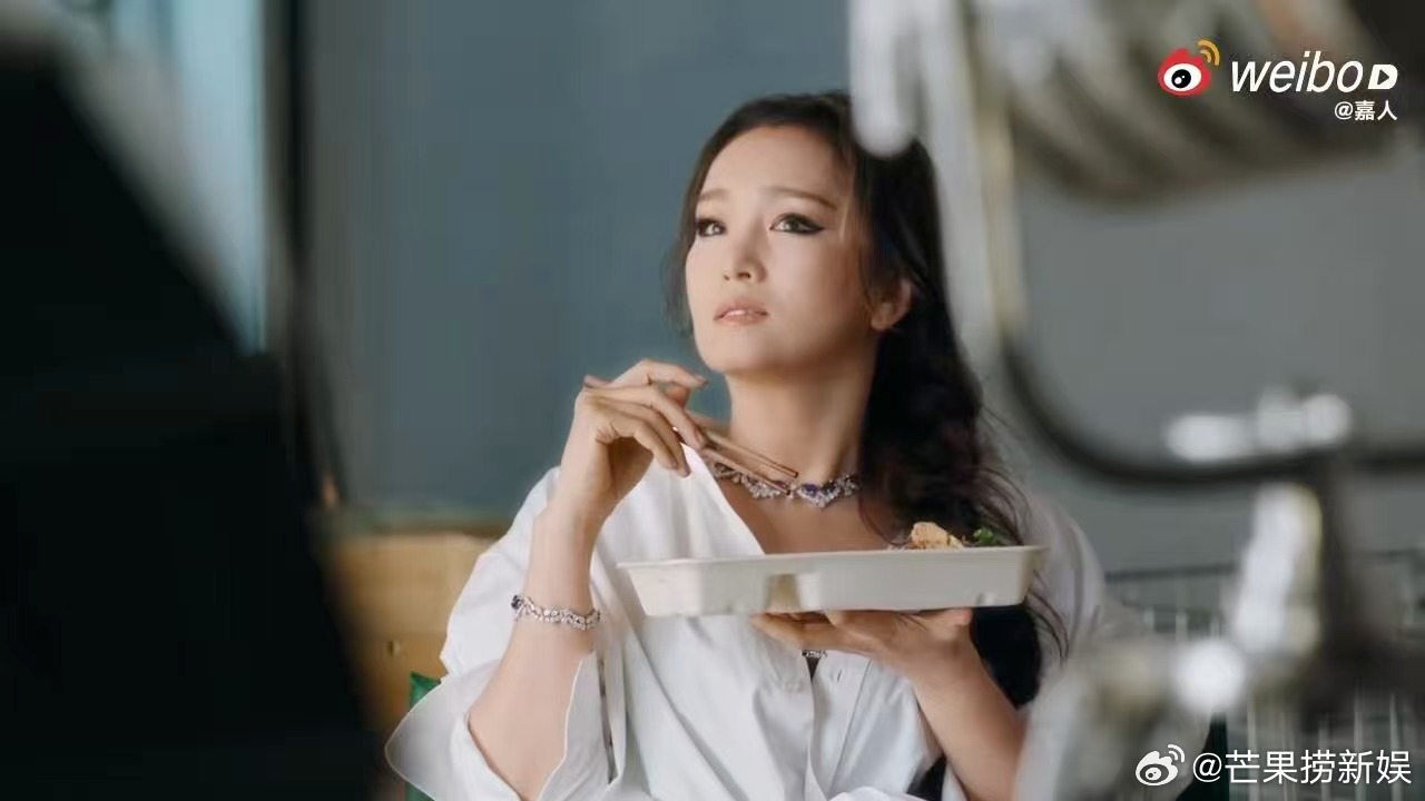 巩俐端着盒饭吃饭好萌巩俐端盒饭的姿势好可爱 这个姿势真的是让我看着都觉得超可爱的