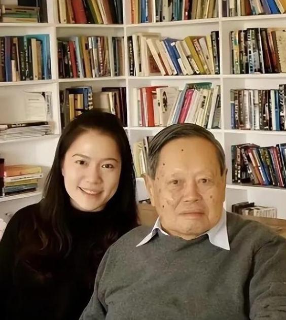 [微风]都以为翁帆只拿到了清华公寓的使用权，实际上杨振宁留给她的不是房子，而是一