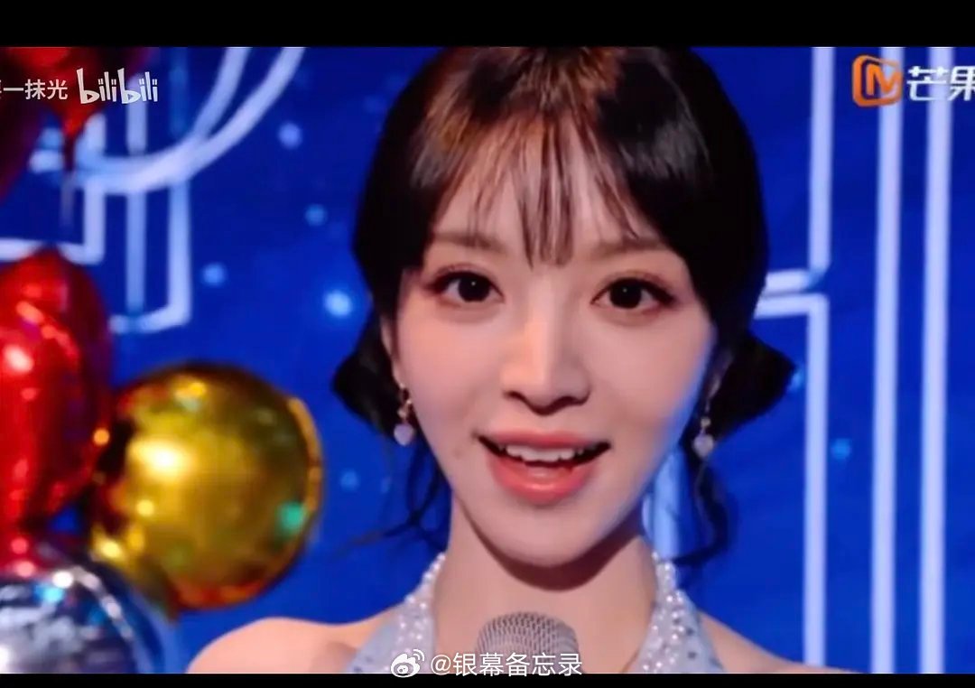 明明在笑，眼神却空落落的，半分笑意都没有 