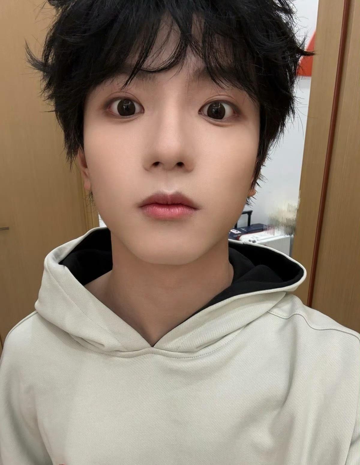 穆祉丞高会发自拍了穆祉丞高会发自拍了！卷毛+大眼+精致五官，萌萌的又帅又可爱