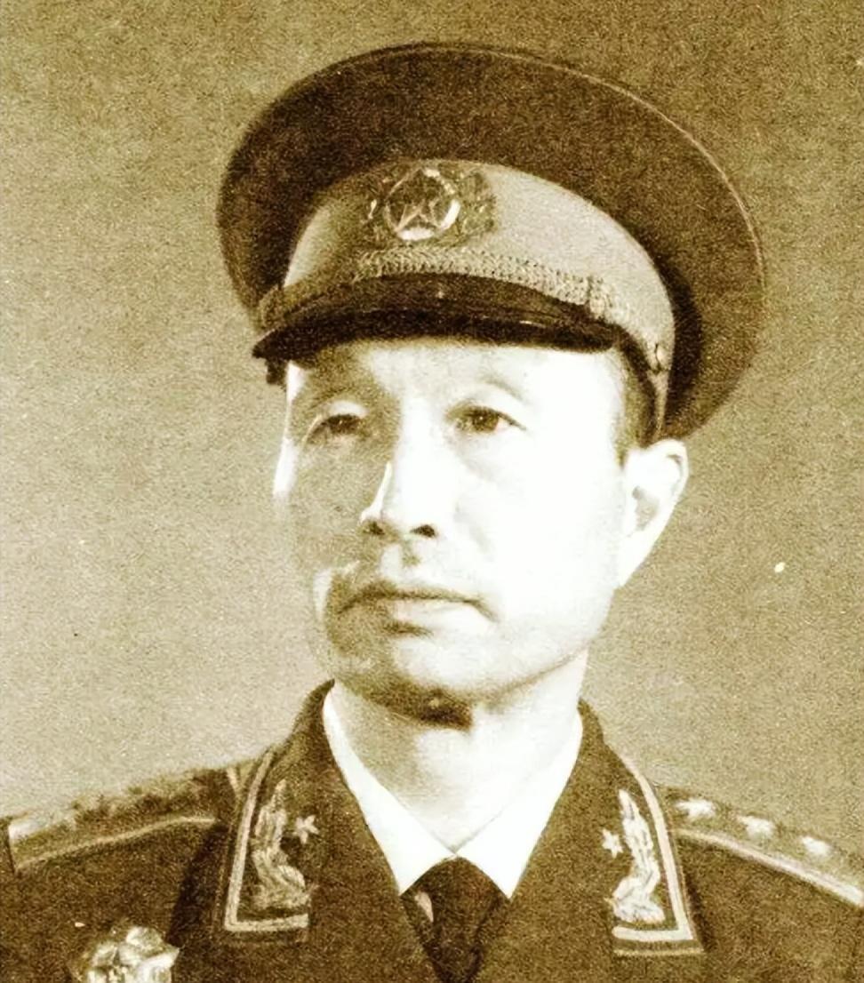 张爱萍痊愈归国后，宋时轮提出辞去兵团司令愿做副手，陈毅态度坚决表示不同意！
19