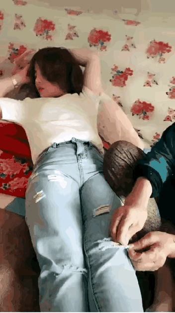 慈母手中线，游子身上衣，这母亲满眼都是对孩子的爱！[黑线]