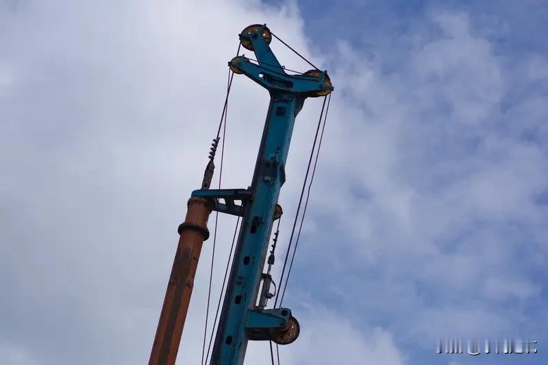 桩机设备进场后，需及时完成进场报审手续，具体流程如下：

1、收集桩机操作人员的