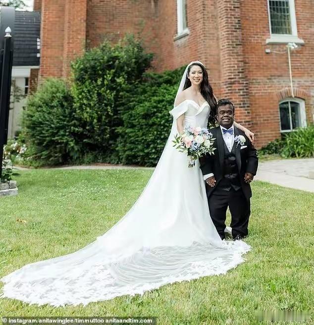 加拿大多伦多，一对新婚夫妇因最萌身高差走红。亚裔的新娘身高1.62米，非裔的新郎