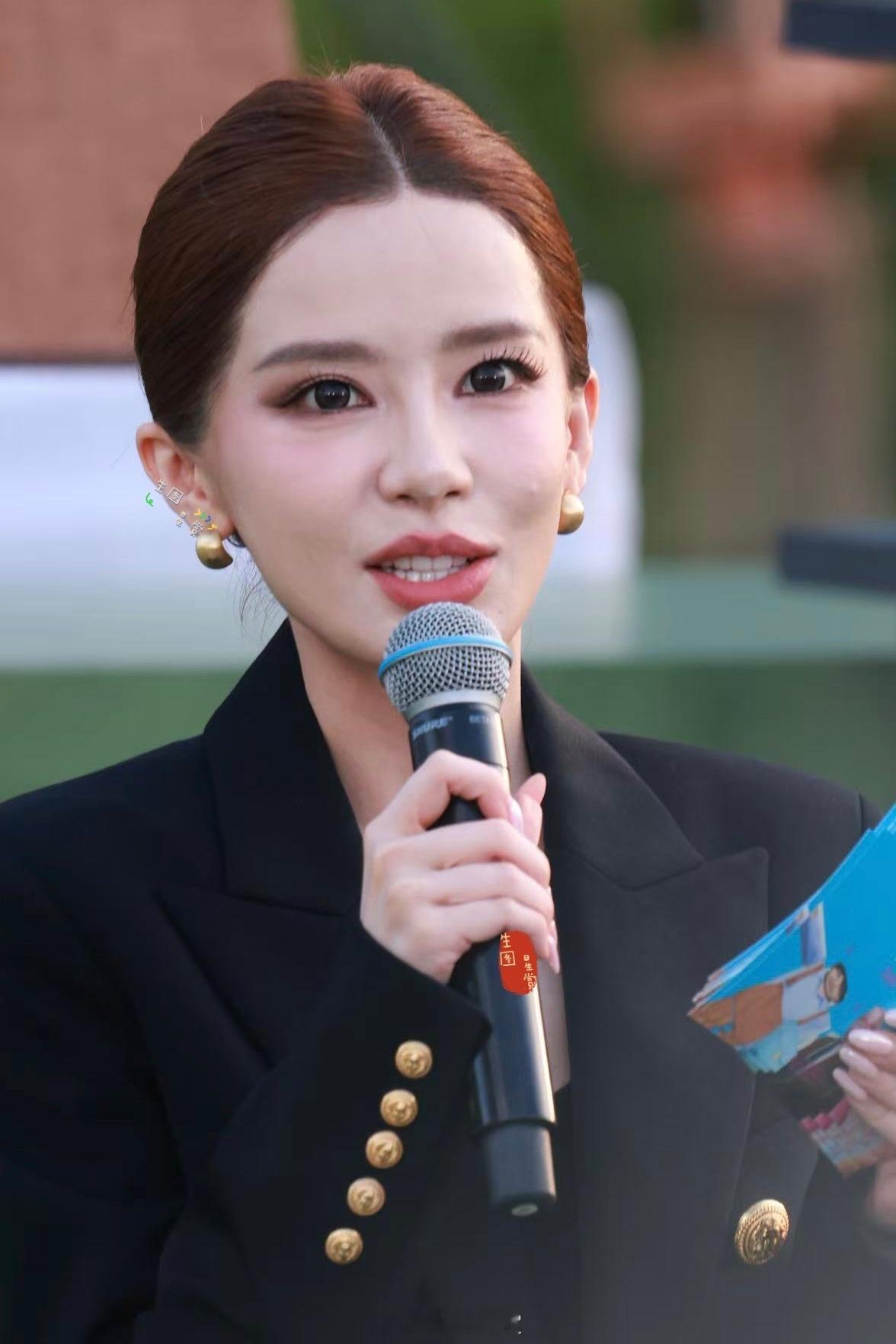今日份学霸迅猛龙，美貌才华暴击！上海Red School演讲现场拍了拍 ​​​