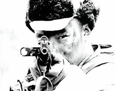 1953年，美国顶级狙击手艾克上校在一次射击中打中了一名志愿军战士，让其掉进了壕