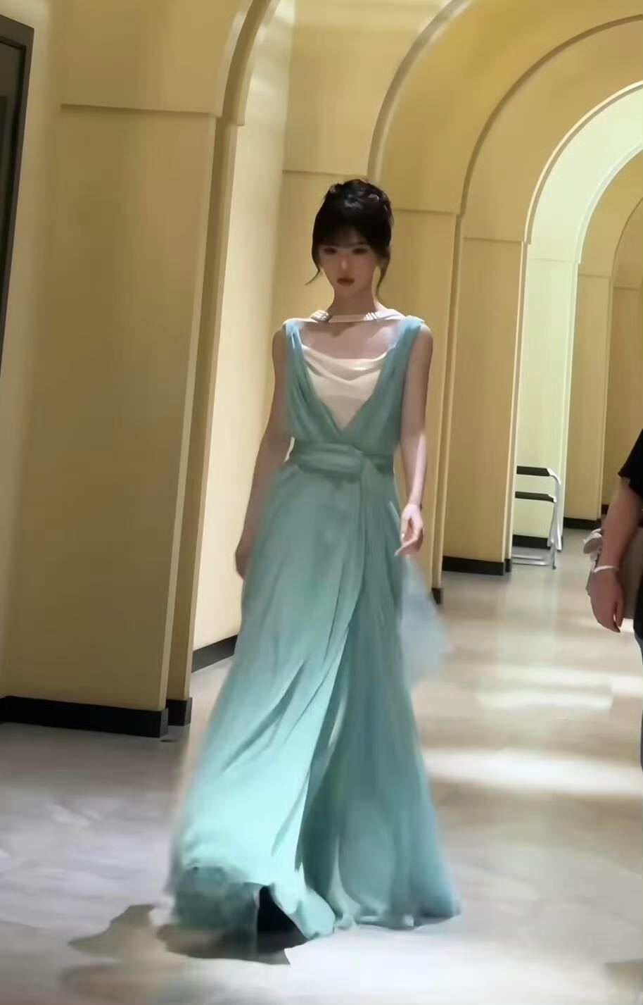 鞠婧祎万花世界古董高定 现代剧里穿高定，估计只有大组才借得起吧，王一栩还是有💰