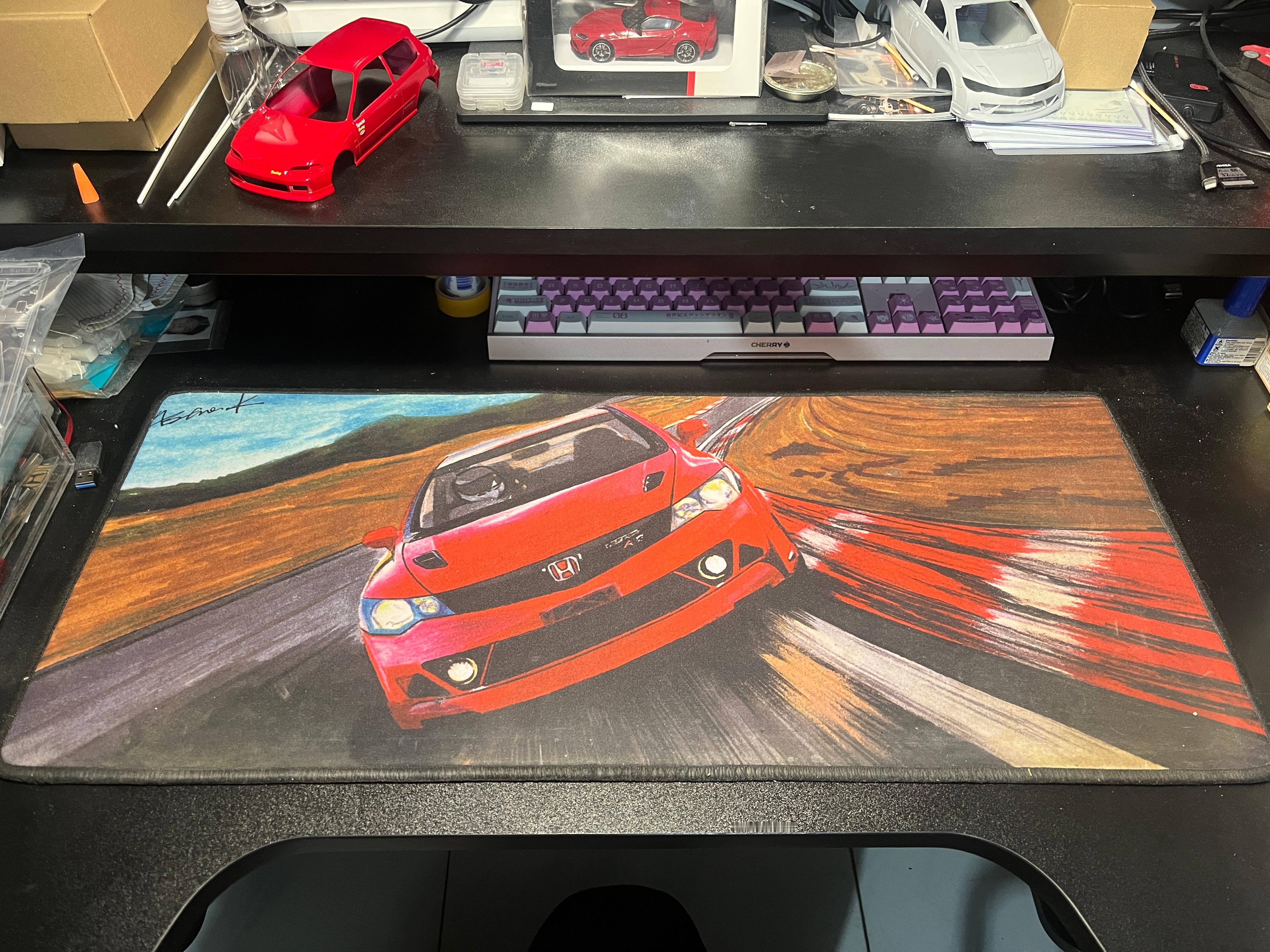 用自己手绘的typeR定制的鼠标垫用了5、6年，终于开裂了…..这几年没再画过横