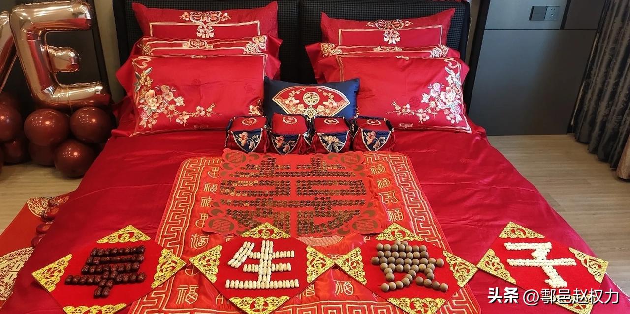 铺床歌
【赵权力】
喜气洋洋进新房
高高兴兴来铺床
先铺床单龙凤祥
恭请一对喜鸳