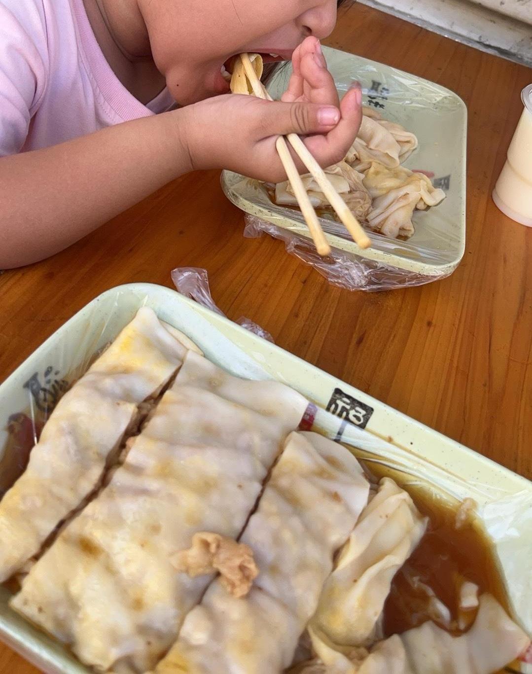 谁能拒绝一份淋满酱汁的卷筒粉？看娃干饭的样子就知道有多好吃，软滑米皮鲜香入味，妥