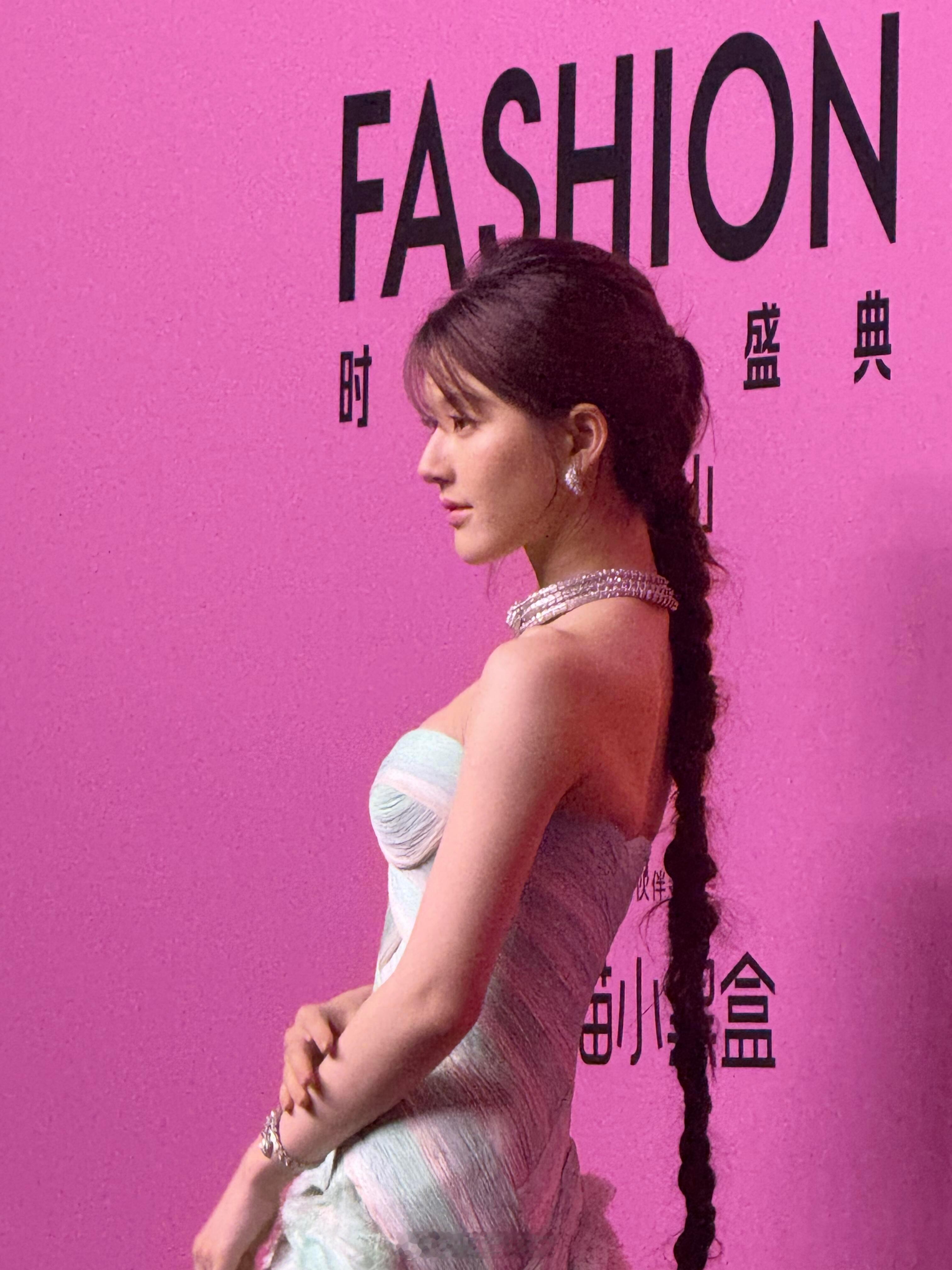 之前拍的，真的巨美露思真人真的巨美啊，不懂为什么说她普，真的很漂亮 