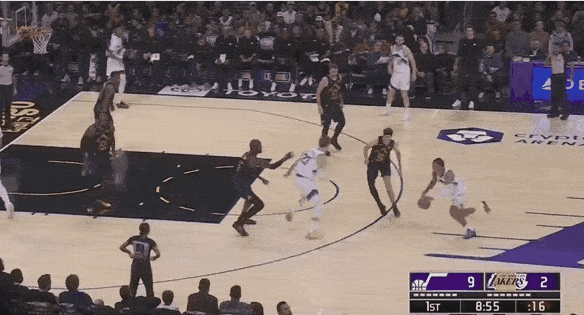 一不过！老詹复出湖人不会打球了？
在今天NBA常规赛湖人对阵爵士的第一节比赛中，