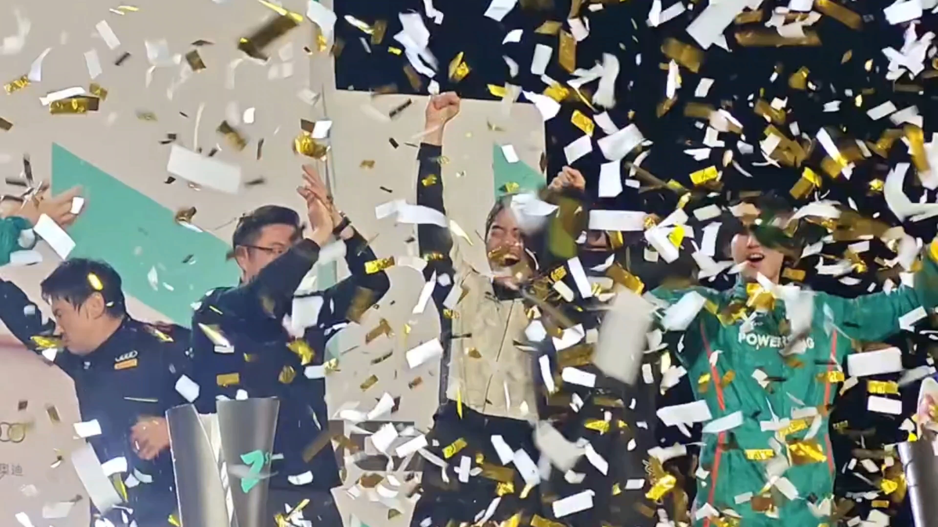 有个小臻被按脖灌了一口酒