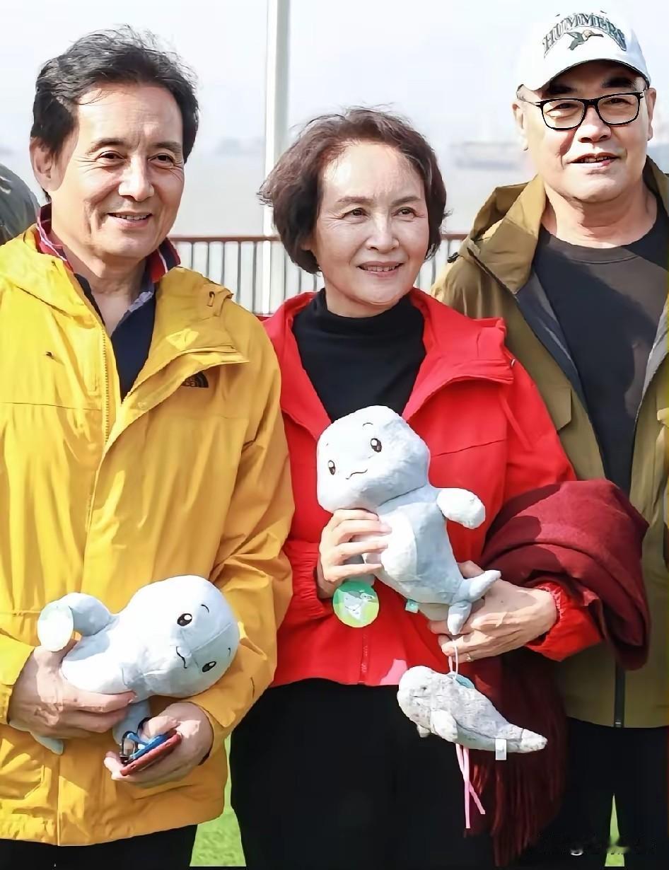 八十年代三位当红明星，至今还记得他们主演的电影《笔中情》《刑场上的婚礼》《淘金王