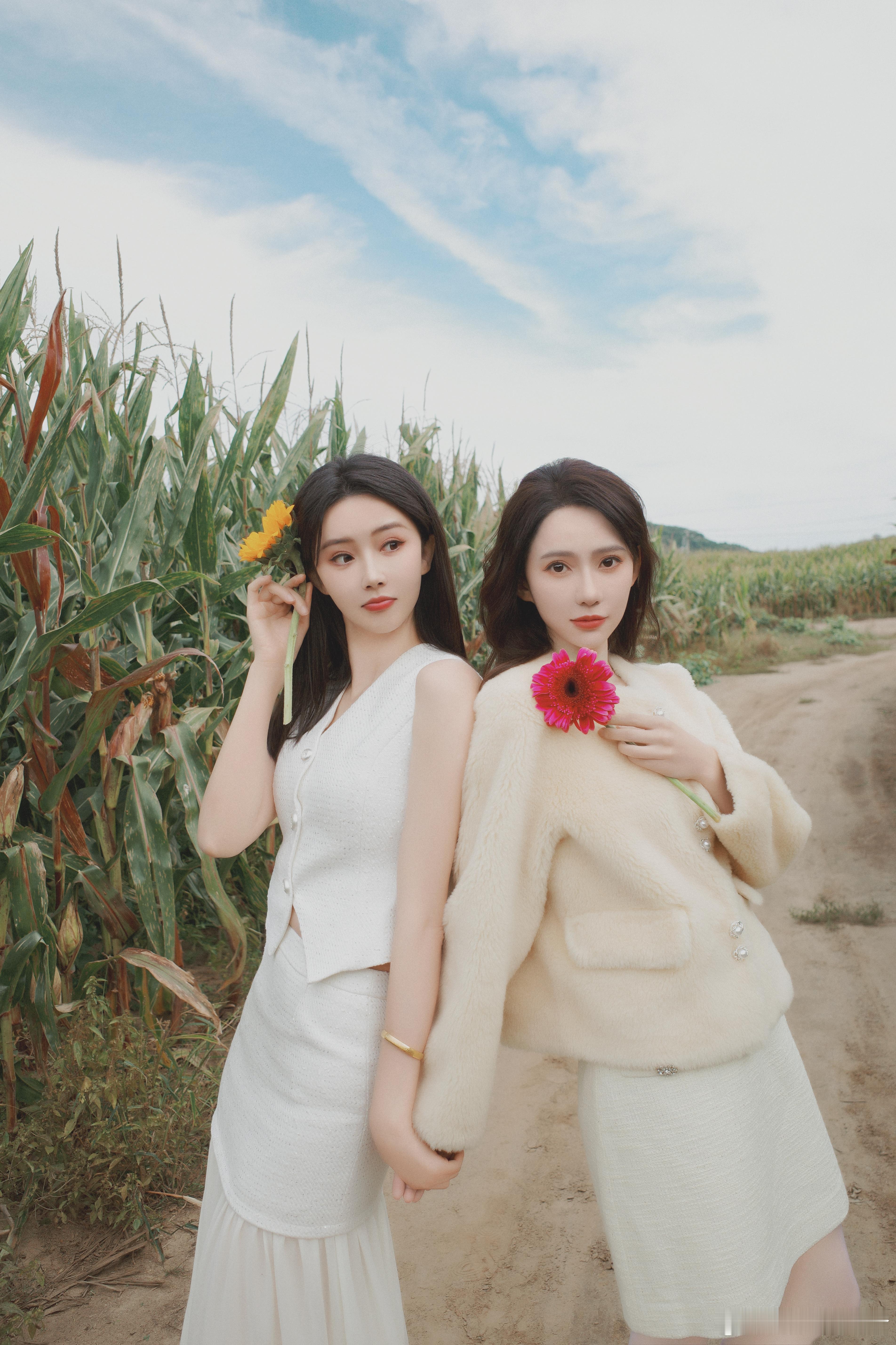 拉着我的老闺蜜 出套片[坏笑] ​​​