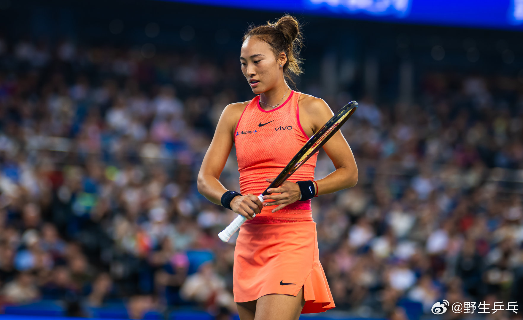 郑钦文说身体非常疲劳因右肩伤病退出WTA1000武汉赛：“亲爱的球迷朋友们，很遗