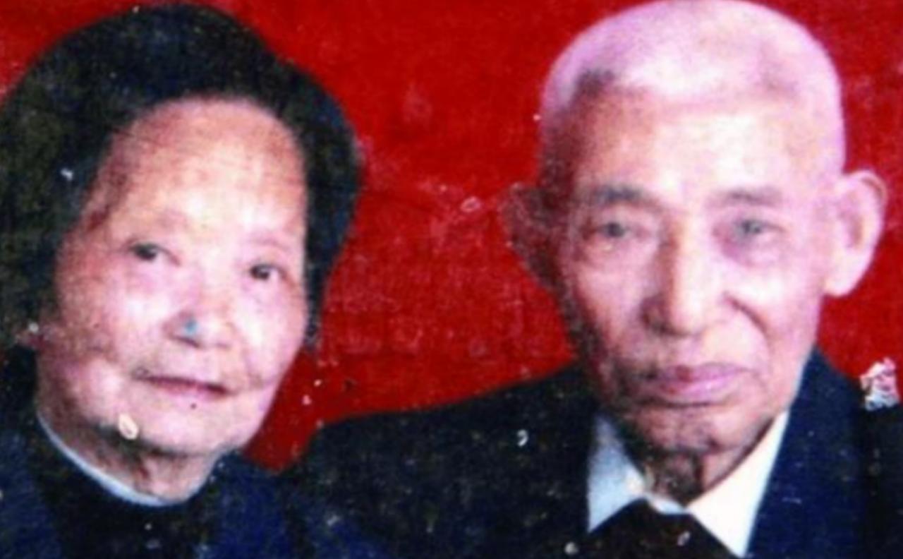 [太阳]1997年，重庆一位老太太通过相亲再婚，新婚当晚，丈夫突然对老太太说：“