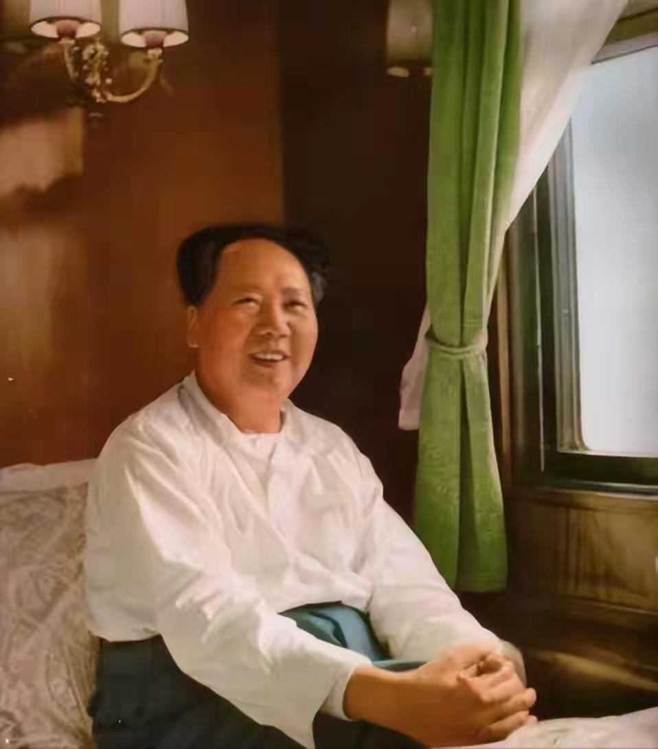 毛主席50岁时第一次见薄一波，得知他名字后，将一个成语重复两次：“如履薄冰，如临