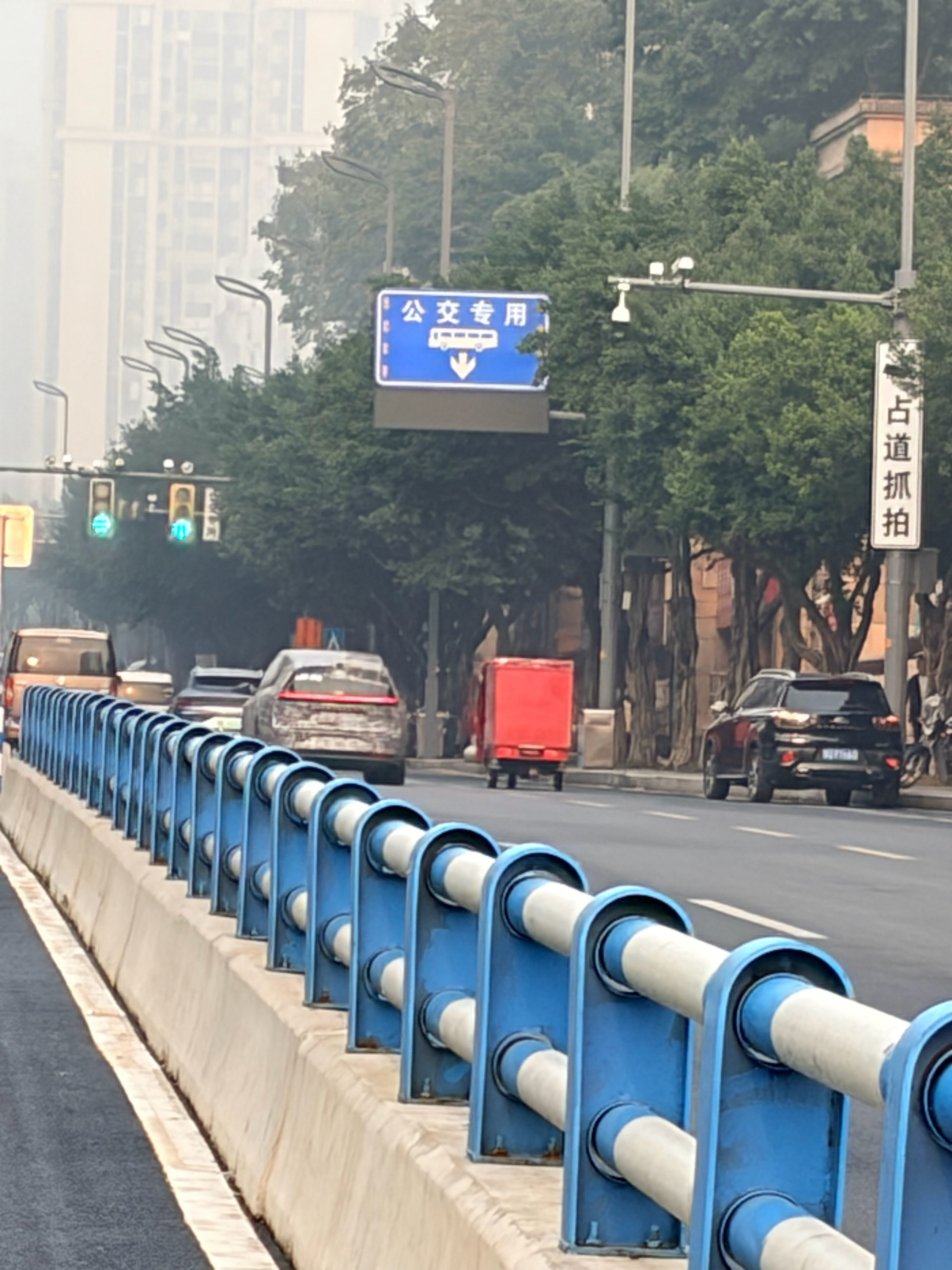 擦，在重庆居然看到理想MEGA 屁股风格的 i 系列伪装车，难不成？只顾着看忘了