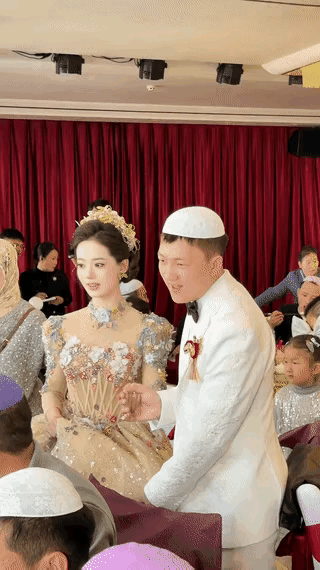 这个新娘非常的美丽，穿上这身结婚的盛装，身上有明星的气质，小伙子的颜值也比较高，