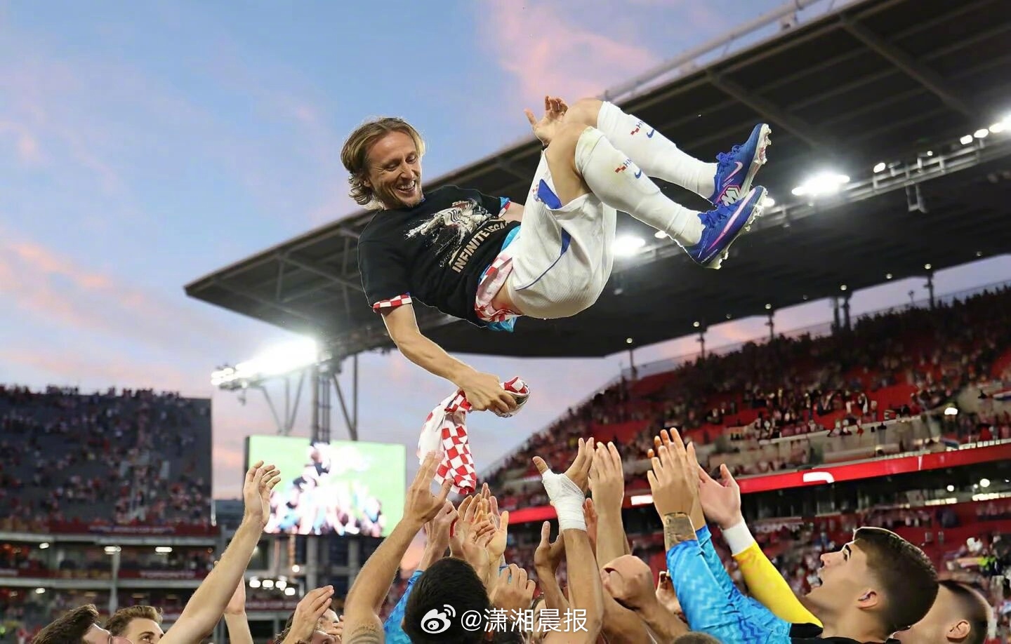 #莫德里奇扛着克罗地亚前进#【媒体评：#克罗地亚队离不开40岁的莫德里奇#】当全