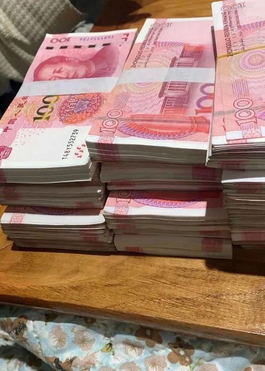 在菜市场为几毛钱争执时，在深夜加班盯着银行卡余额时，在医院缴费窗口前排队时，我们