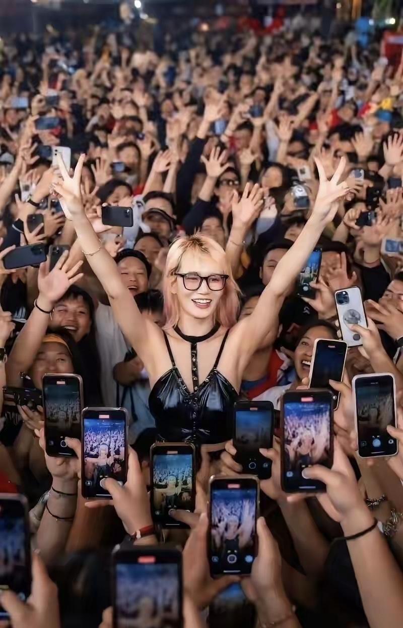 外貌挺中性化，难怪之前误传是男的，三十来岁，算年轻人吧，这种行为真的不可理喻，为