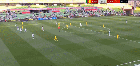 国足vs喀麦隆  国足差点复刻上一场韦世豪的进球，但林良铭单刀打偏了 