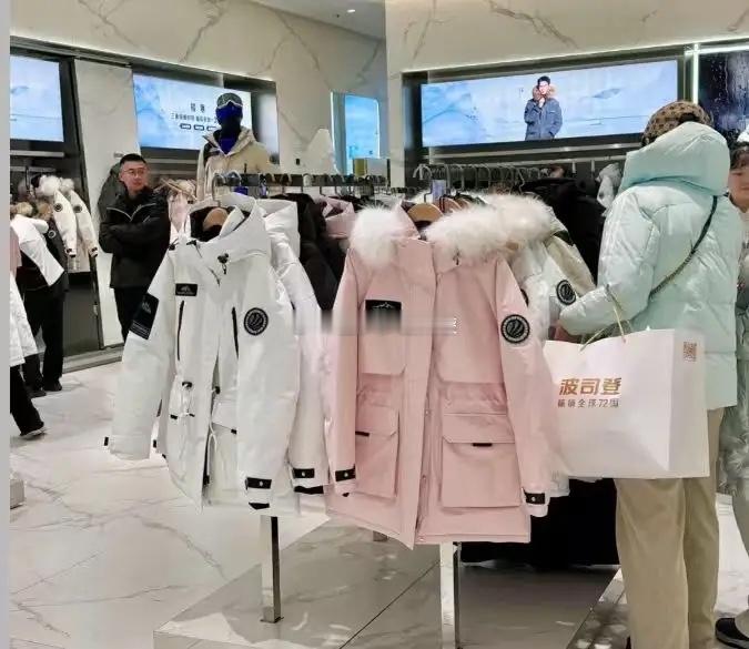 高校399、899的羽绒服全部卖断货，说是波司登生产的。胖东来开卖羽绒服，早上8